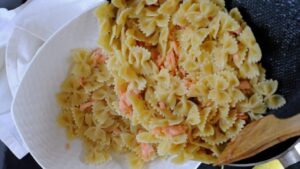 Recette de pâtes saines au saumon fumé - Mélangez à feu doux jusqu'à ce que le saumon prenne une couleur rose pâle
