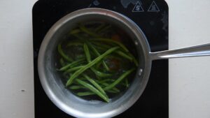 Recette de salade de riz Insalata Di Riso - Pour plus de croquant, blanchissez certains légumes comme le brocoli ou les haricots quelques instants dans l'eau bouillante puis refroidissez-les immédiatement dans un bain de glace pour préserver leur couleur et leur texture.