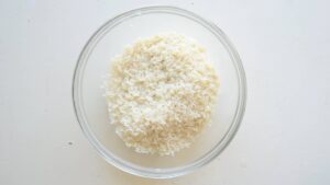 Recette de salade de riz Insalata Di Riso - Laissez refroidir le riz à température ambiante, ou placez-le dans un endroit frais ou au réfrigérateur pour accélérer le refroidissement si besoin.