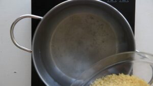 Recette de salade de riz Insalata Di Riso - Ajoutez le riz dans la casserole.