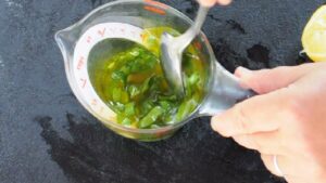 Recette de salade de riz Insalata Di Riso - Fouettez jusqu'à obtenir une émulsion et ajoutez le sel et le poivre selon votre goût.