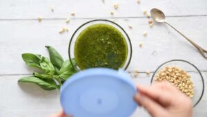 Recette du Pesto Genovese - Utilisez le pesto immédiatement ou, pour le conserver, recouvrez la surface d’une fine couche d’huile d’olive afin de préserver sa couleur et sa fraîcheur