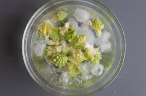Recette facile de chou Romanesco en muffin au parmesan - Égouttez-les puis plongez-les dans de l’eau glacée afin de préserver leur couleur verte