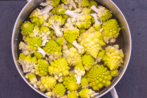 Recette facile de chou Romanesco en muffin au parmesan - Faites cuire les fleurettes dans de l'eau salée