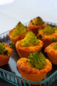 Recette facile de chou Romanesco en muffin au parmesan - Disposez les muffins sur un plat de service. Vous pouvez les servir tièdes ou à température ambiante