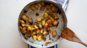 Recette facile de pommes de terre rôties croustillantes à l’italienne - Lorsque les pommes de terre sont prêtes, détachez-les délicatement à l’aide d’une spatule pour préserver leur croûte croustillante.