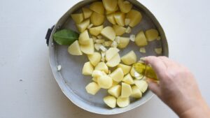 Recette facile de pommes de terre rôties croustillantes à l’italienne - Arrosez les pommes de terre avec l’huile d’olive et mélangez afin de bien les enrober. Cette méthode permet d’obtenir des bords croustillants.