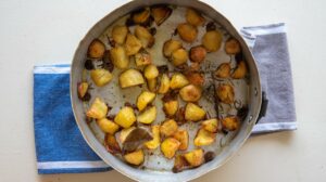 Recette facile de pommes de terre rôties croustillantes à l’italienne - Poursuivez la cuisson jusqu’à ce que les pommes de terre soient croustillantes et d’une belle couleur dorée.