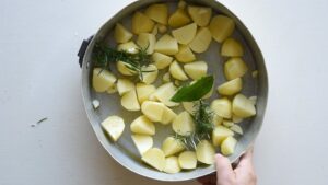 Recette facile de pommes de terre rôties croustillantes à l’italienne - Étalez les pommes de terre en une seule couche dans le plat pour garantir que chaque morceau rôtisse de façon homogène et devienne doré et croustillant.