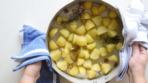 Recette facile de pommes de terre rôties croustillantes à l’italienne - Enfournez les pommes de terre dans le four préchauffé et faites-les cuire jusqu’à ce qu’elles soient dorées à l’extérieur.