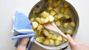 Recette facile de pommes de terre rôties croustillantes à l’italienne - Après la première heure de cuisson, retournez délicatement les pommes de terre avec une spatule afin qu’elles dorent uniformément sur toutes les faces.