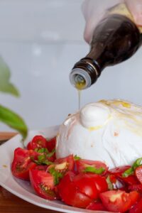 Recette facile de salade de pâtes Caprese fraîche - Ajoutez le sel et l'huile d'olive extra vierge pour assaisonner