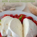 Recette facile de salade de pâtes Caprese fraîche - Pendant ce temps, coupez les tomates, la mozzarella et les feuilles de basilic dans un grand saladier