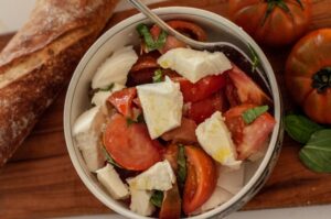 Recette facile de salade de pâtes Caprese fraîche - Mélangez bien