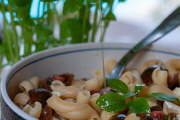Recette facile de salade de pâtes Caprese fraîche - En-tête