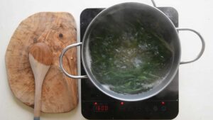 Recette simple d'agretti italien au citron (Salsola soda) - Faites bouillir une grande casserole d'eau salée puis ajoutez l'agretti et faites cuire jusqu'à ce qu'il soit tendre mais encore al dente