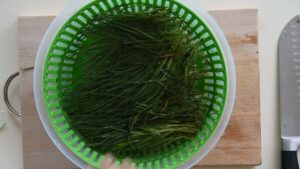 Recette simple d'agretti italien au citron (Salsola soda) - Rincez l'agretti préparé sous l'eau froide afin de bien le nettoyer