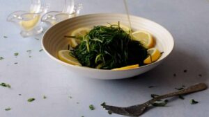 Recette simple d'agretti italien au citron (Salsola soda) - Servez l'agretti à température ambiante, assaisonné simplement avec de l'huile d'olive extra vierge et un filet de jus de citron frais pour une touche de saveur