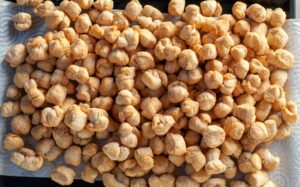 Recette traditionnelle de Struffoli au Cognac - Déposez-les sur du papier absorbant pour éliminer l'excès d'huile