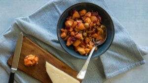 Recette traditionnelle de caponata sicilienne aux pommes : un accompagnement hivernal d’Italie - Servez à température ambiante
