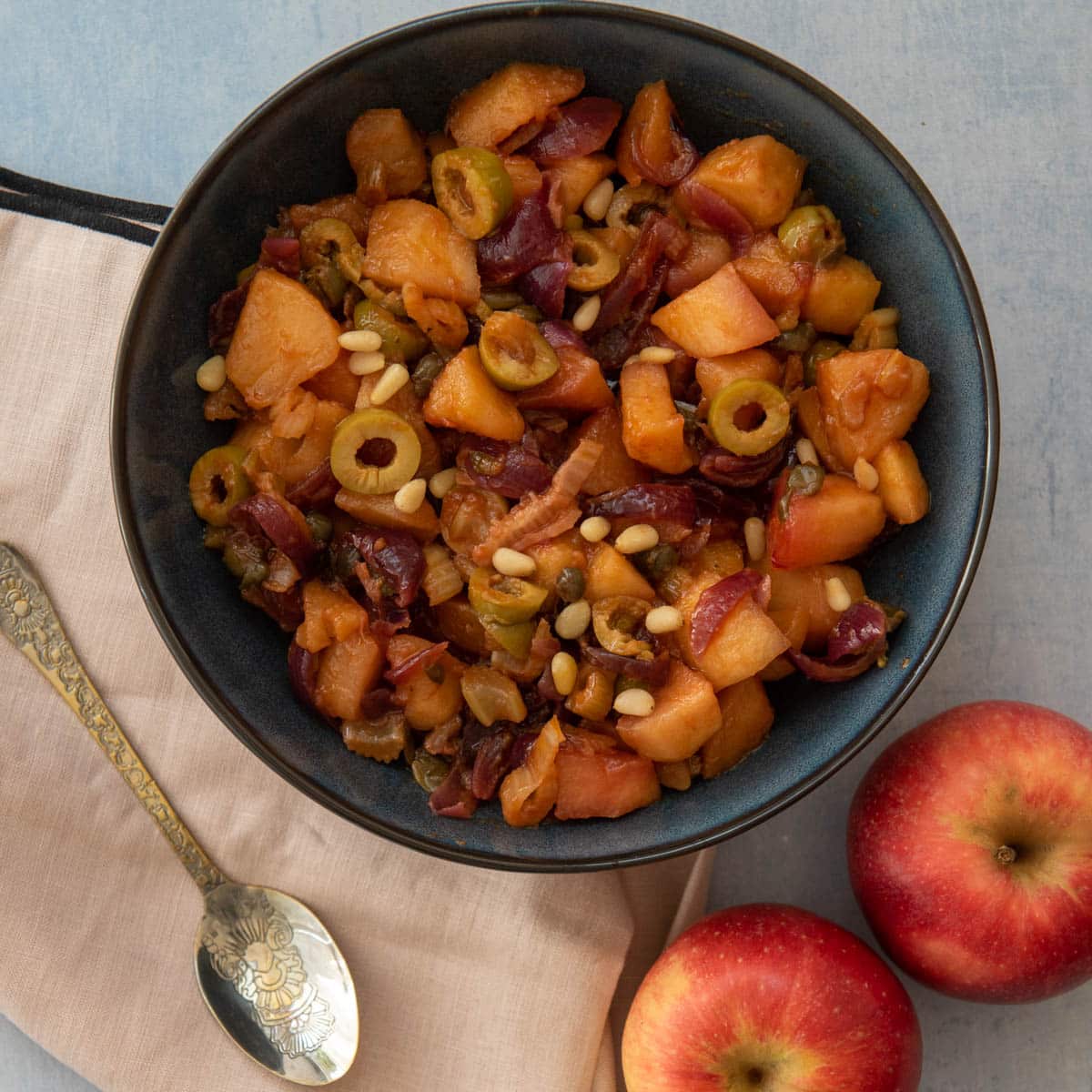 Recette traditionnelle de caponata sicilienne aux pommes : un accompagnement hivernal d’Italie - En-tête
