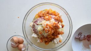 Recette traditionnelle de polpettone italien (Pain de viande italien) - Ajoutez l'oignon et le bacon ou la nduja, revenus