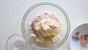Recette traditionnelle de polpettone italien (Pain de viande italien) - Essorez le pain imbibé de lait et émiettez-le dans la préparation de viande