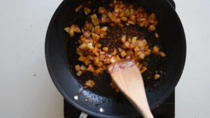 Recette traditionnelle de polpettone italien (Pain de viande italien) - Faites revenir l'oignon avec le bacon ou la nduja