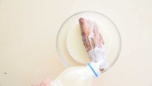 Recette traditionnelle de polpettone italien (Pain de viande italien) - Avant de commencer, faites tremper le pain rassis dans du lait jusqu'à ce qu'il soit bien imbibé