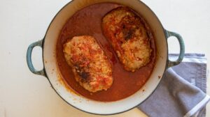 Recette traditionnelle de polpettone italien (Pain de viande italien) - Couvrez la cocotte et laissez mijoter sur le feu afin que le pain de viande soit bien cuit et s'imprègne des saveurs de la sauce