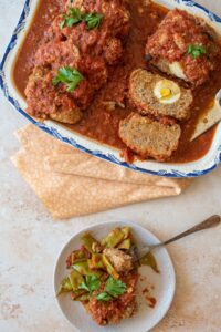 Recette traditionnelle de polpettone italien (Pain de viande italien) - Transférez-le sur un plat de service et découpez-le en tranches régulières, de façon à laisser apparaître l'œuf, dur, à l'intérieur