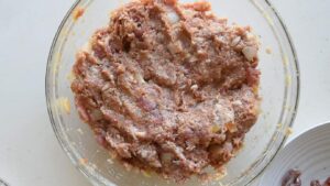 Recette traditionnelle de polpettone italien (Pain de viande italien) - Mélangez soigneusement jusqu'à obtenir une préparation homogène
