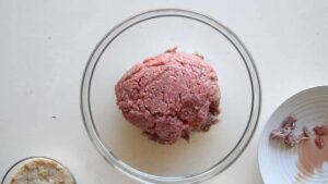 Recette traditionnelle de polpettone italien (Pain de viande italien) - Mélangez le bœuf et le porc, hachés, dans un grand saladier