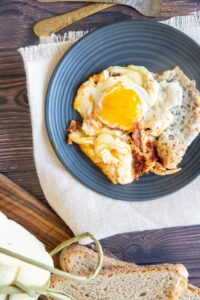 Recettes de Provola et Nduja pour le déjeuner - Servez immédiatement avec du pain rustique au levain