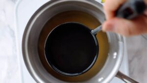 Risotto au Champagne - Dans une autre casserole, maintenez le bouillon chaud sans le porter à ébullition.