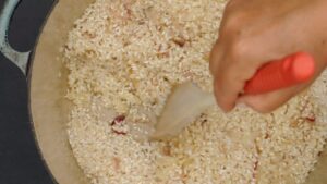 Risotto au Champagne - Remuez jusqu'à ce que le riz soit bien enrobé de beurre.