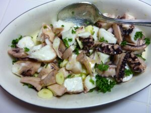 Salade de Poulpe Italienne (Insalata Di Polpo) - Assaisonnez les pommes de terre avec du jus de citron, du persil haché, d'ail haché, la moitié du zeste de citron, du sel et du poivre.