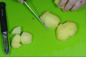 Salade de pommes de terre sicilienne avec persil et huile d'olive - Terminez la salade : Coupez les pommes de terre en deux une fois refroidies.