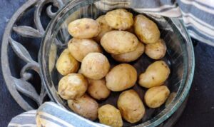 Salade de pommes de terre sicilienne avec persil et huile d'olive - Faites cuire couvert au micro-ondes à puissance moyenne ou faites bouillir jusqu'à ce qu'elles soient tendres.