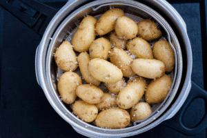 Salade de pommes de terre sicilienne avec persil et huile d'olive - Préparez les pommes de terre : Lavez les pommes de terre et assaisonnez avec du sel.