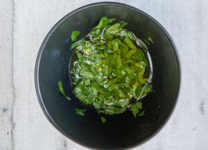Salade de pommes de terre sicilienne avec persil et huile d'olive - Mélangez tous les ingrédients de l'assaisonnement avec le jus de citron et l'huile d'olive extra vierge puis laissez reposer au moins une heure.