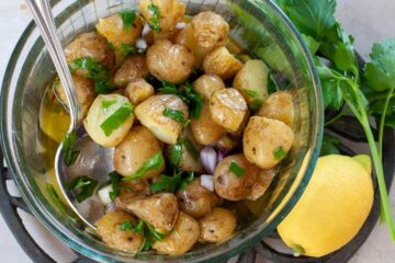 Salade de pommes de terre sicilienne avec persil et huile d'olive - En-tête