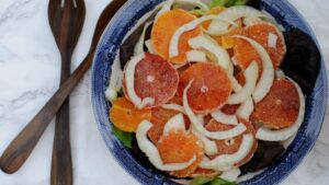 Salade italienne de fenouil avec orange sanguine - Disposez les tranches d'orange avec le fenouil