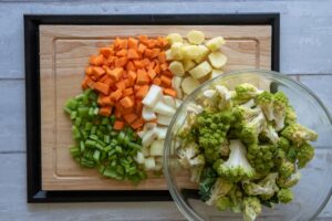 Soupe crémeuse de brocoli romanesco avec fromage et saucisses - Lorsque les légumes sont tendres, mixez la soupe à l'aide d'un mixeur plongeant jusqu'à obtenir une texture lisse