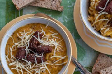 Soupe crémeuse de brocoli romanesco avec fromage et saucisses - En-tête