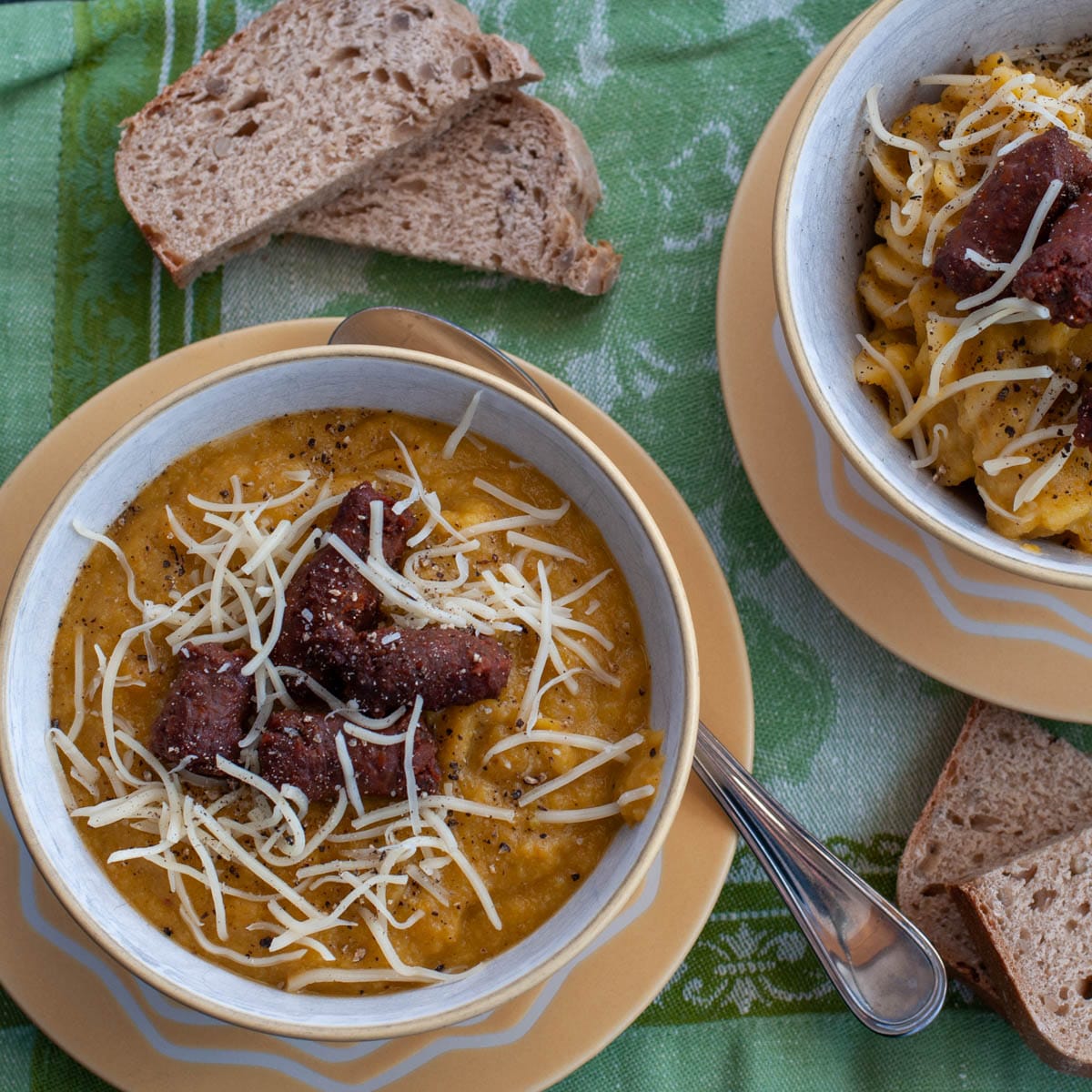 Soupe crémeuse de brocoli romanesco avec fromage et saucisses - En-tête