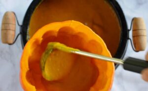 Soupe de potiron rôti aux fleurs comestibles - Remplissez les potirons avec la soupe