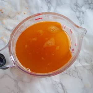 Soupe de potiron rôti aux fleurs comestibles - Ajoutez le bouillon maison