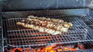 Spiedini de poulet faciles - Faites cuire sur un barbecue au charbon de bois