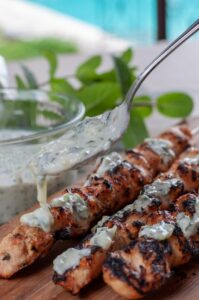 Spiedini de poulet faciles - Servez le poulet nappé de la sauce au yaourt